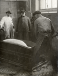 122509 Afbeelding van het bedwelmen van een voor de slacht bestemd varken in een slachthal van het Openbaar Slachthuis ...